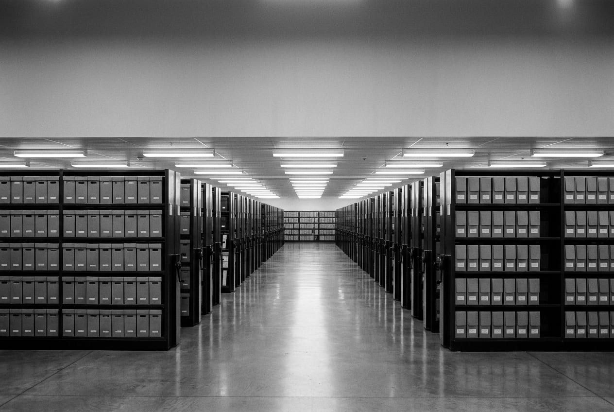 Archiwum instytucjonalne z rzędami opisanych pudeł